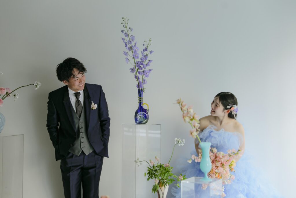 フォトスタジオの白を基調とした空間に飾られた、鮮やかな花とのフラワーベースのスタ イリング| IN MY LIFE photography