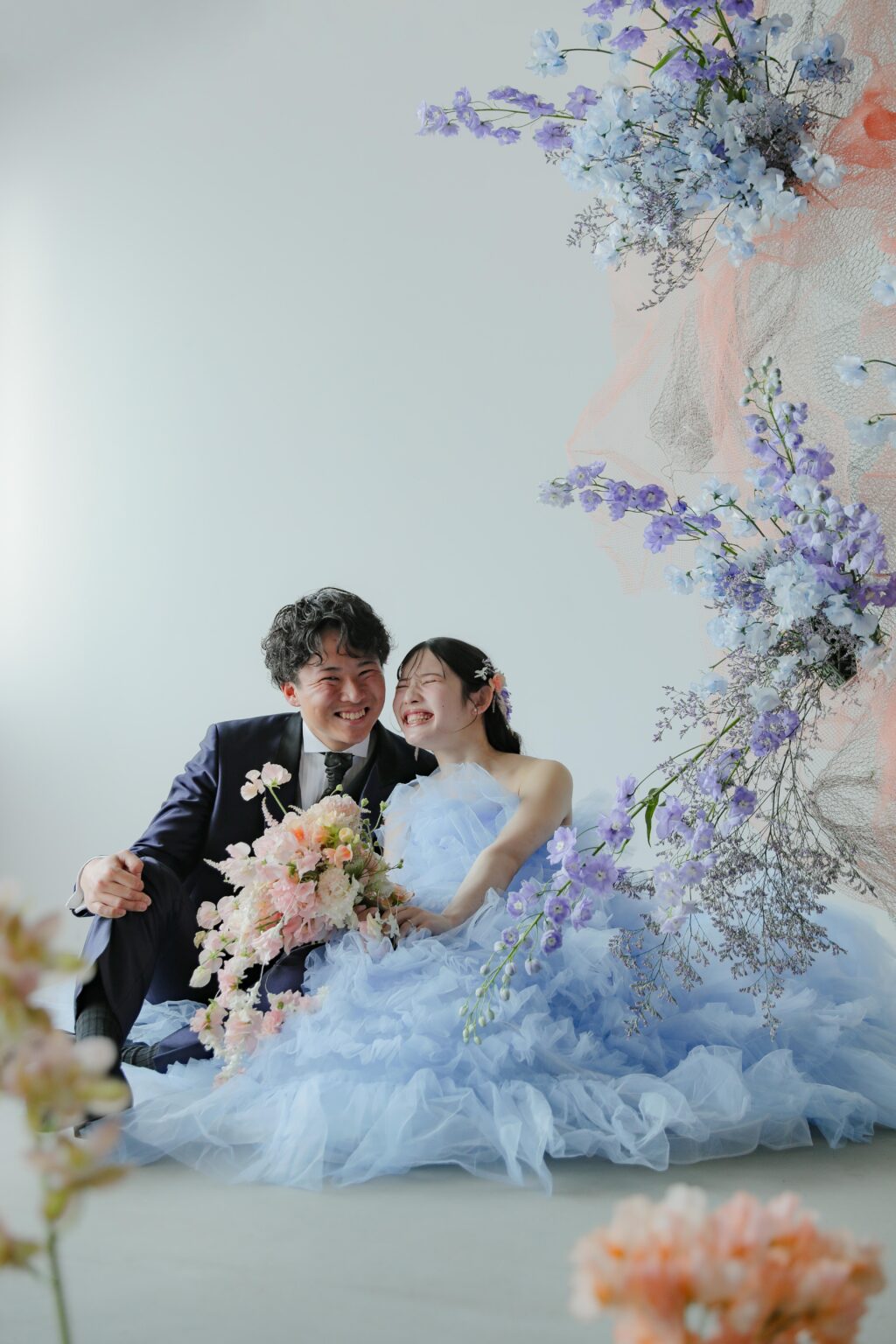 作り込まない自然な笑顔。お互いの空気感を大切に切り取った、等身大な洋装フォトウエ ディング | IN MY LIFE photography