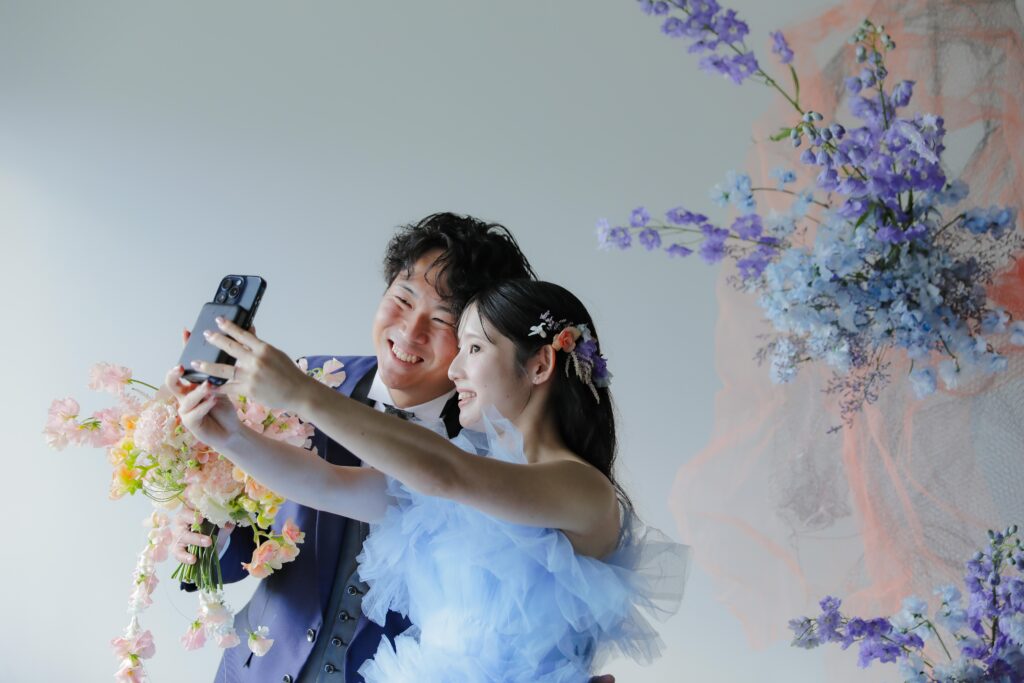 作り込まない自然な笑顔。お互いの空気感を大切に切り取った、等身大な洋装フォトウエ ディング | IN MY LIFE photography