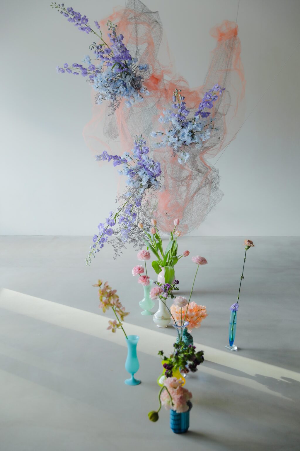 フォトウエディングを彩る上質な花。新郎新婦の美しさを引き立てる、洗練されたアーテ ィスティックな花材の配置 | IN MY LIFE photography