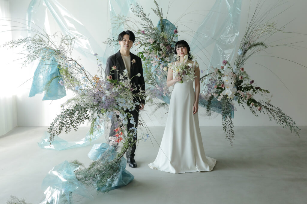 「引き算の美学」で構成された、ミニマルな白壁に映える草花とフラワーベースのスタイ リング | IN MY LIFE photography