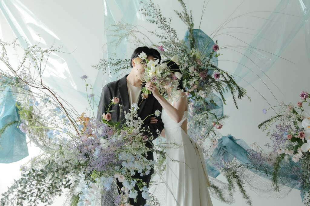 フォトウエディングを彩る上質な花。新郎新婦の美しさを引き立てる、洗練されたアーテ ィスティックな花材の配置 | IN MY LIFE photography