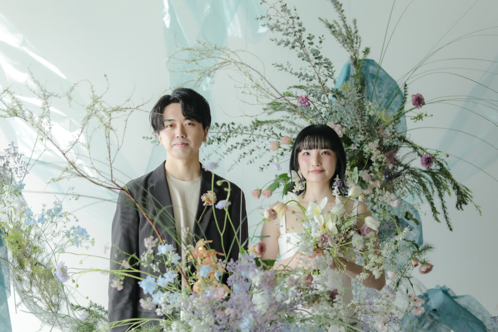 フォトウエディングを彩る上質な花。新郎新婦の美しさを引き立てる、洗練されたアーテ ィスティックな花材の配置 | IN MY LIFE photography