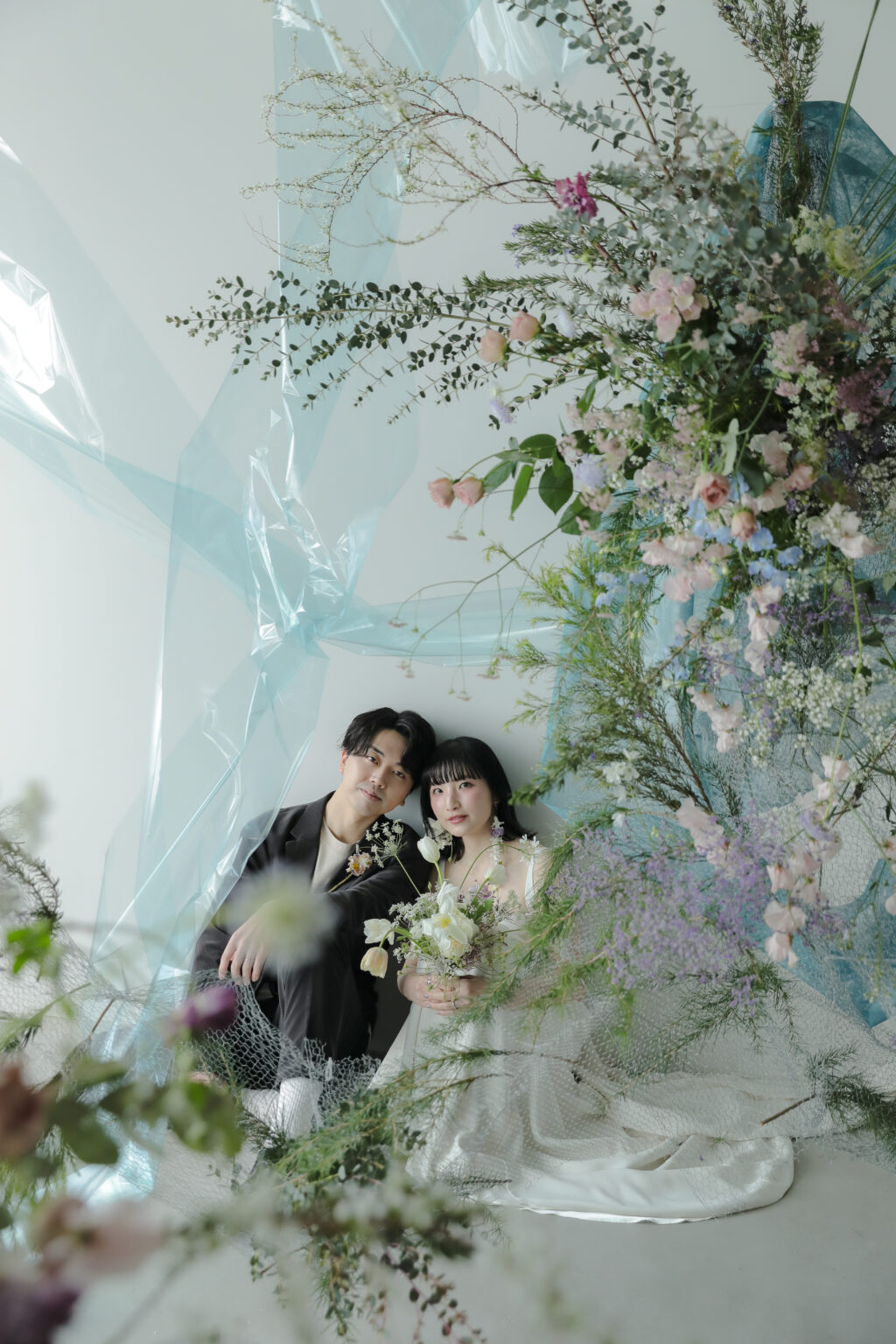 作り込まない自然な笑顔。お互いの空気感を大切に切り取った、等身大な洋装フォトウエ ディング | IN MY LIFE photography