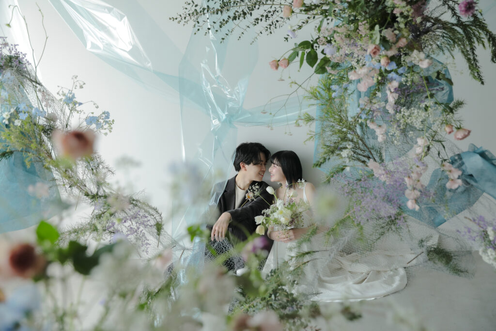 作り込まない自然な笑顔。お互いの空気感を大切に切り取った、等身大な洋装フォトウエ ディング | IN MY LIFE photography