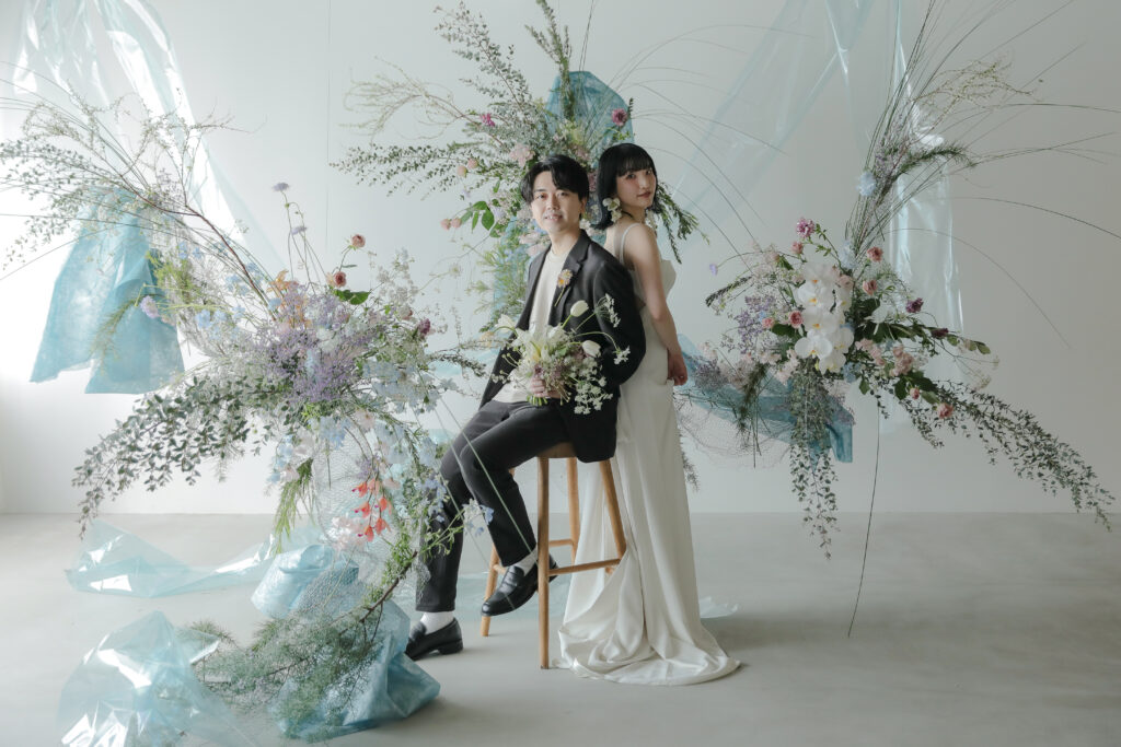 柔らかな自然光が包み込むスタジオで、ドレスの繊細なディテールまで美しく残す前撮り カット | IN MY LIFE photography 洗練されたドレスとシンプルなヘアメイ