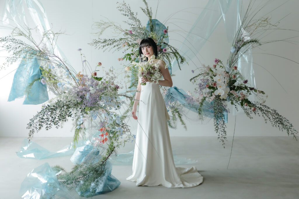 柔らかな自然光が包み込むスタジオで、ドレスの繊細なディテールまで美しく残す前撮り カット | IN MY LIFE photography