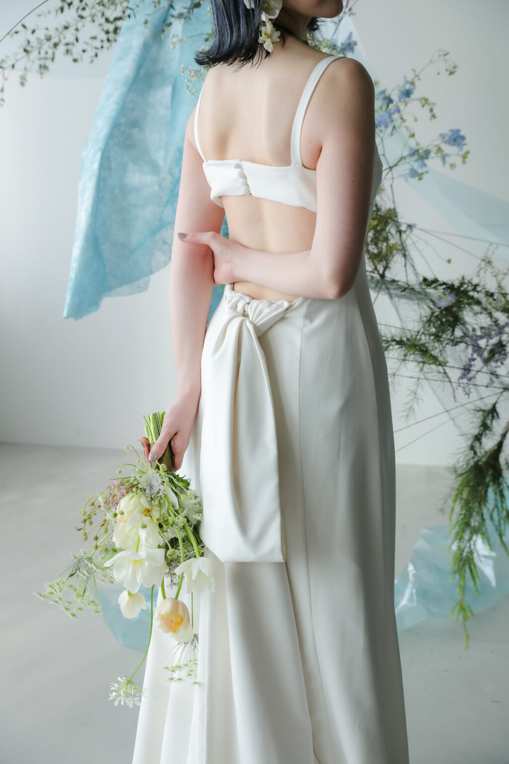 柔らかな自然光が包み込むスタジオで、ドレスの繊細なディテールまで美しく残す前撮り カット | IN MY LIFE photography