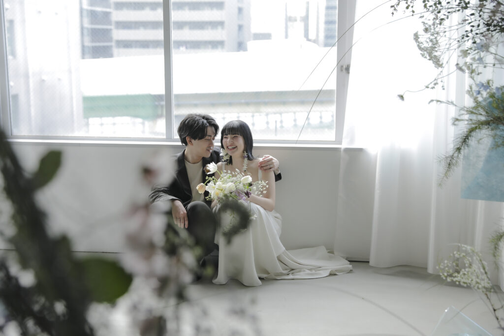 作り込まない自然な笑顔。お互いの空気感を大切に切り取った、等身大な洋装フォトウエ ディング | IN MY LIFE photography