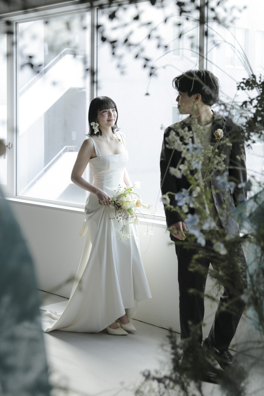作り込まない自然な笑顔。お互いの空気感を大切に切り取った、等身大な洋装フォトウエ ディング | IN MY LIFE photography