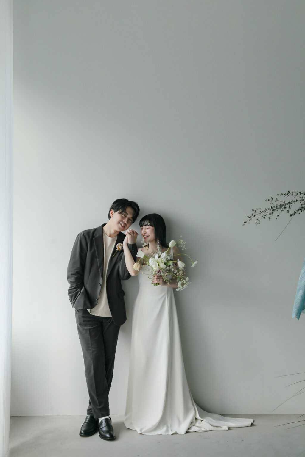 洗練されたドレスとシンプルなヘアメイク。自分たちらしさを表現する、上質な洋装前撮 り | IN MY LIFE photography