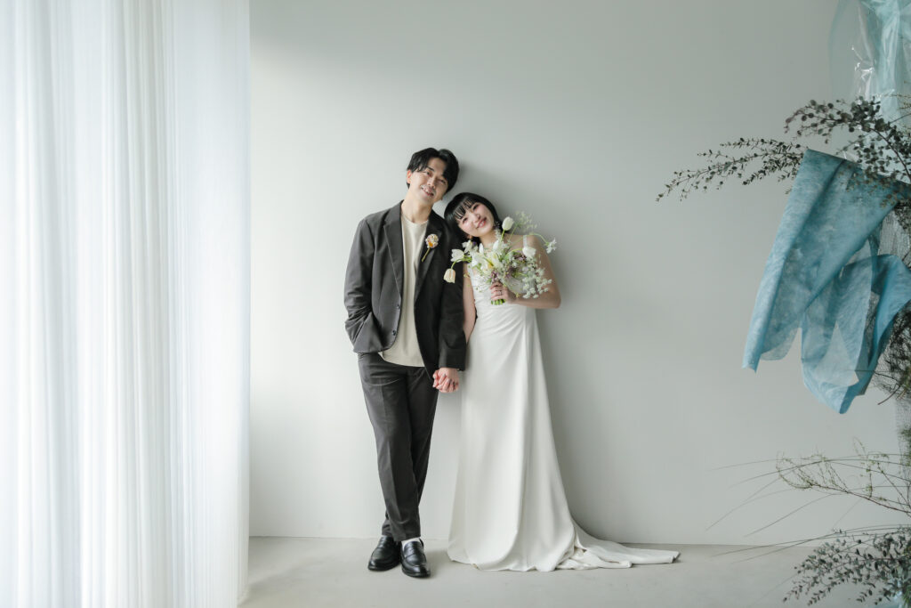白壁のシンプルなスタジオで撮影された、洗練された洋装のウエディングフォト・前撮り| IN MY LIFE photography