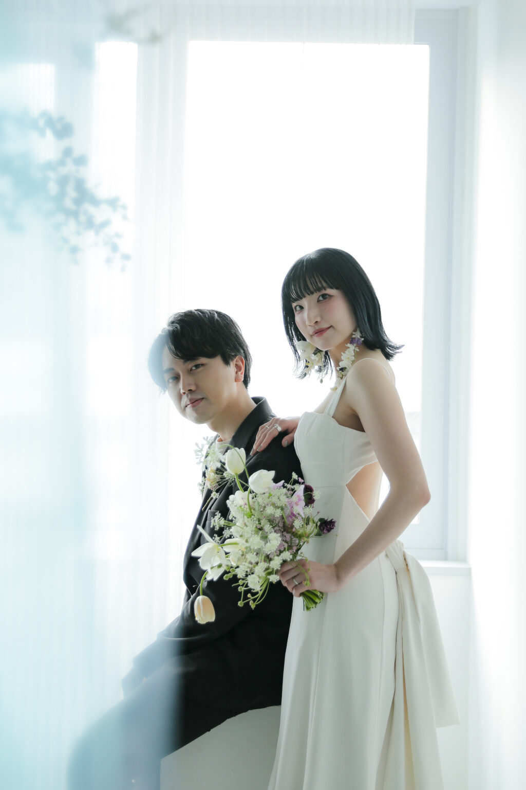 柔らかな自然光が包み込むスタジオで、ドレスの繊細なディテールまで美しく残す前撮り カット | IN MY LIFE photography