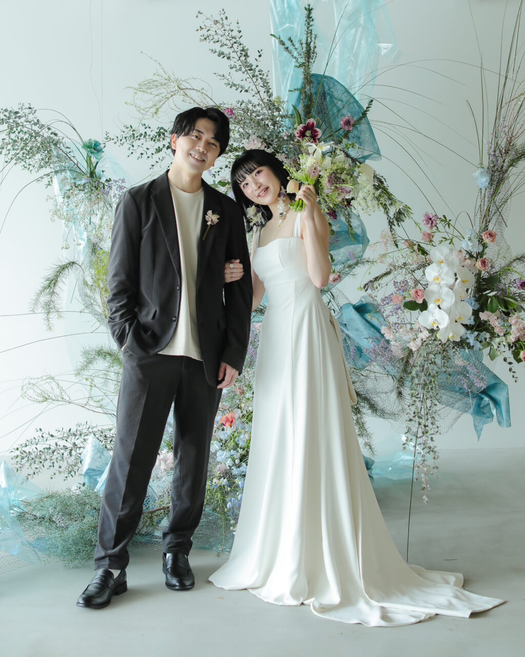 フォトウエディングを彩る上質な花。新郎新婦の美しさを引き立てる、洗練されたアーテ ィスティックな花材の配置 | IN MY LIFE photography