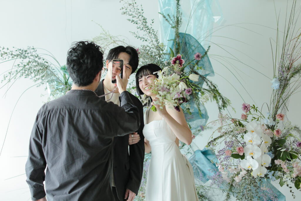 作り込まない自然な笑顔。お互いの空気感を大切に切り取った、等身大な洋装フォトウエ ディング | IN MY LIFE photography