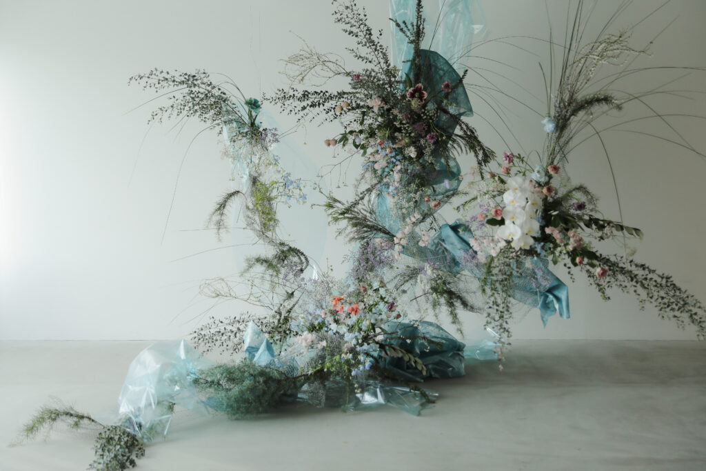 フォトウエディングを彩る上質な花。新郎新婦の美しさを引き立てる、洗練されたアーテ ィスティックな花材の配置 | IN MY LIFE photography