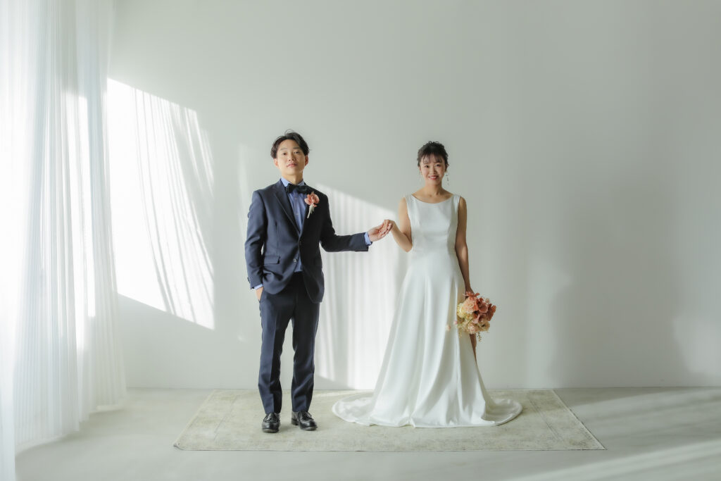 洗練されたドレスとシンプルなヘアメイク。自分たちらしさを表現する、上質な洋装前撮り | IN MY LIFE photography