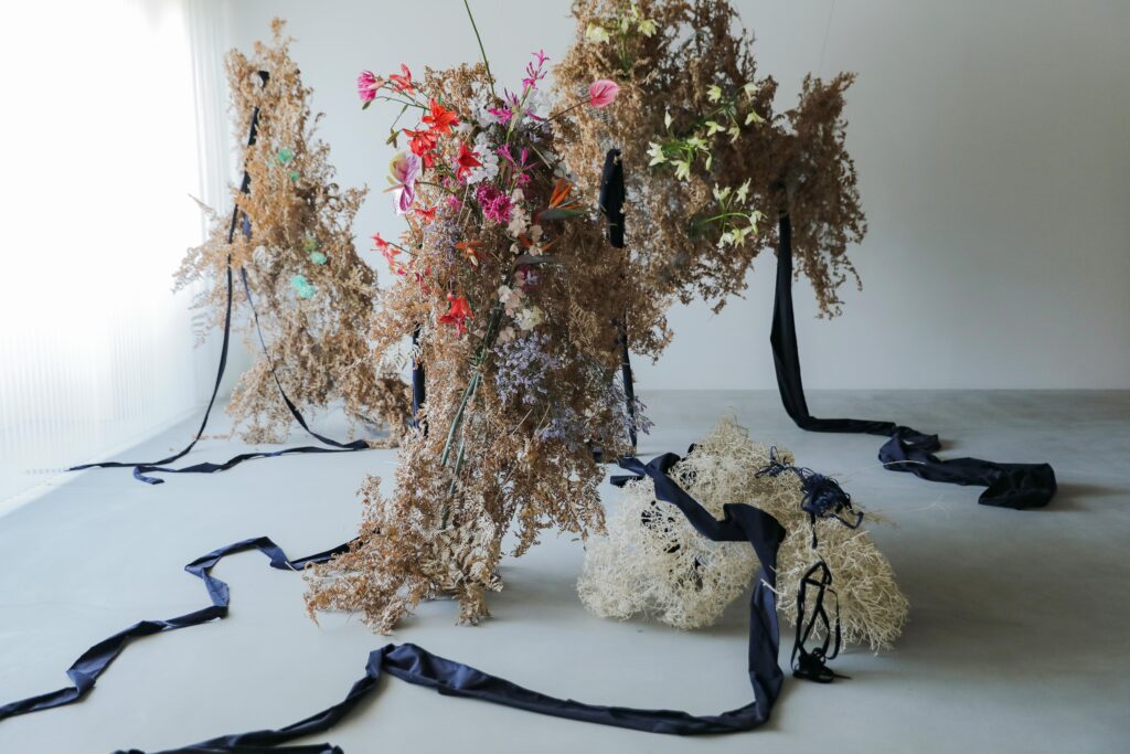 フォトウエディングを彩る上質な花。新郎新婦の美しさを引き立てる、洗練されたアーテ
ィスティックな花材の配置 | IN MY LIFE photography