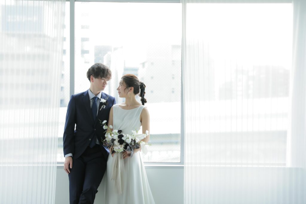 柔らかな自然光が包み込むスタジオで、ドレスの繊細なディテールまで美しく残す前撮り カット | IN MY LIFE photography