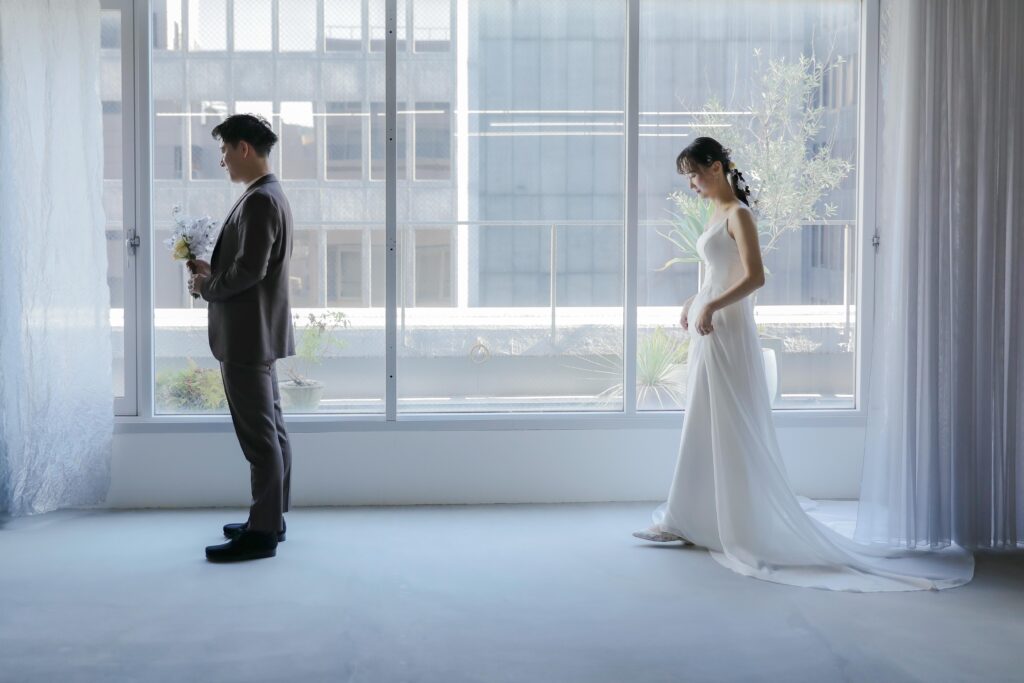 柔らかな自然光が包み込むスタジオで、ドレスの繊細なディテールまで美しく残す前撮り
カット | IN MY LIFE photography