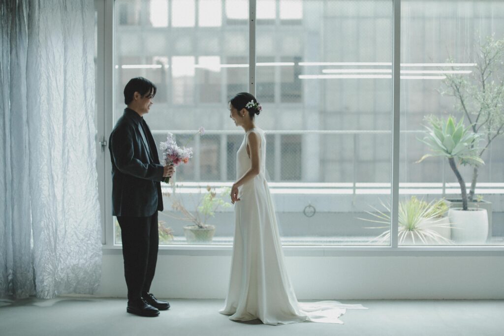 柔らかな自然光が包み込むスタジオで、ドレスの繊細なディテールまで美しく残す前撮り
カット | IN MY LIFE photography