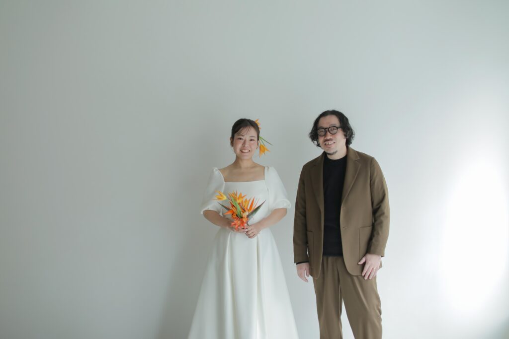 白壁のシンプルなスタジオで撮影された、洗練された洋装のウエディングフォト・前撮り|
IN MY LIFE photography