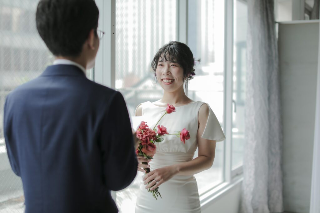 柔らかな自然光が包み込むスタジオで、ドレスの繊細なディテールまで美しく残す前撮り
カット | IN MY LIFE photography
