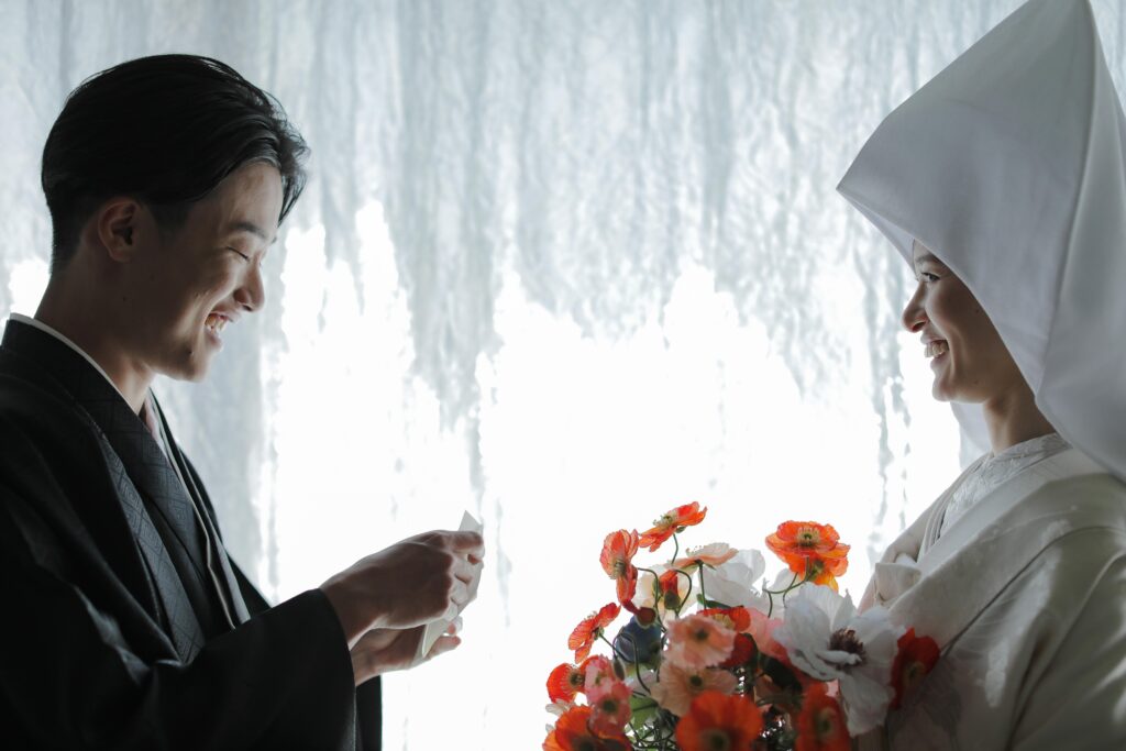 自然光が映えるシンプルなスタジオで、白無垢と紋付袴を纏った和装前撮り | IN MY LIFE
