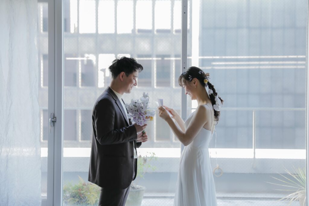 柔らかな自然光が包み込むスタジオで、ドレスの繊細なディテールまで美しく残す前撮り
カット | IN MY LIFE photography
