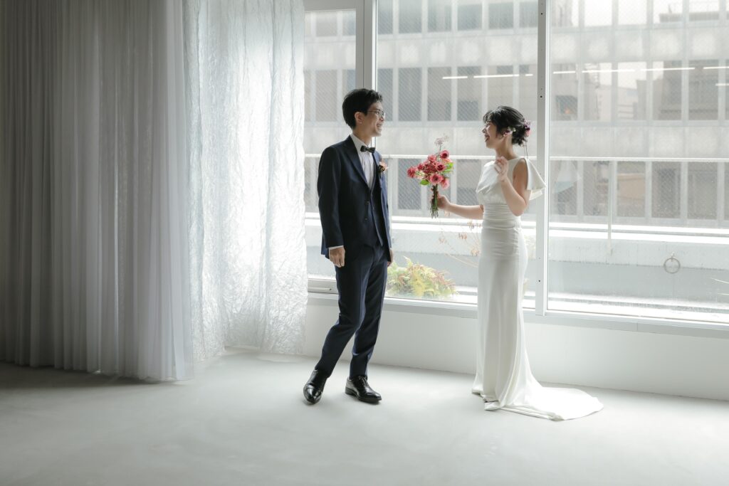 柔らかな自然光が包み込むスタジオで、ドレスの繊細なディテールまで美しく残す前撮り
カット | IN MY LIFE photography
