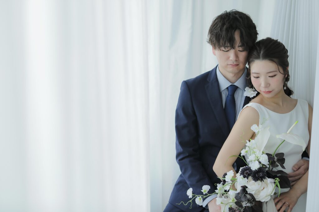 柔らかな自然光が包み込むスタジオで、ドレスの繊細なディテールまで美しく残す前撮り カット | IN MY LIFE photography