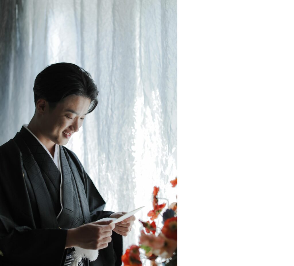 自然光が映えるシンプルなスタジオで、白無垢と紋付袴を纏った和装前撮り | IN MY LIFE