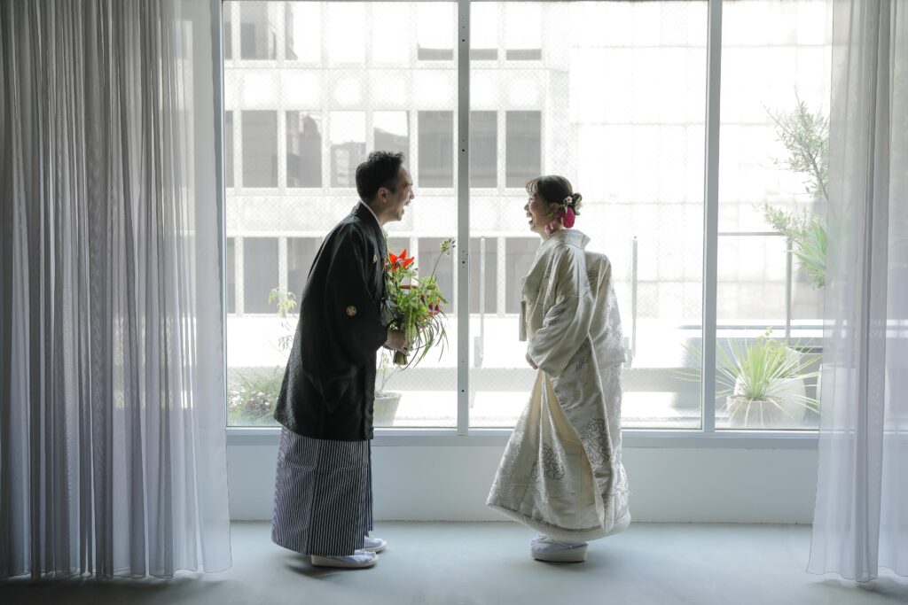 自然光が映えるシンプルなスタジオで、白無垢と紋付袴を纏った和装前撮り | IN MY LIFE