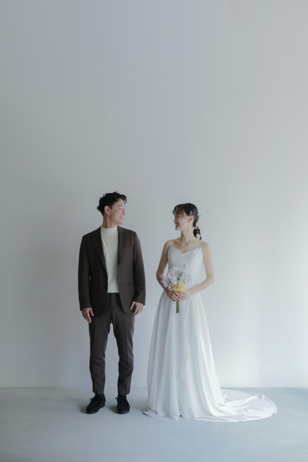 柔らかな自然光が包み込むスタジオで、ドレスの繊細なディテールまで美しく残す前撮り
カット | IN MY LIFE photography