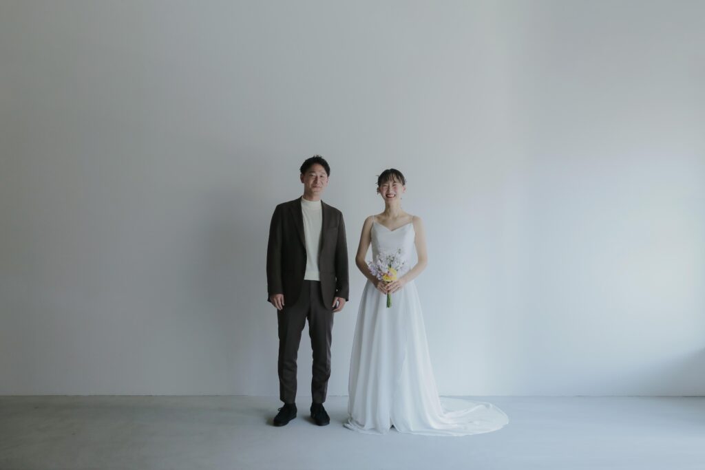 柔らかな自然光が包み込むスタジオで、ドレスの繊細なディテールまで美しく残す前撮り
カット | IN MY LIFE photography