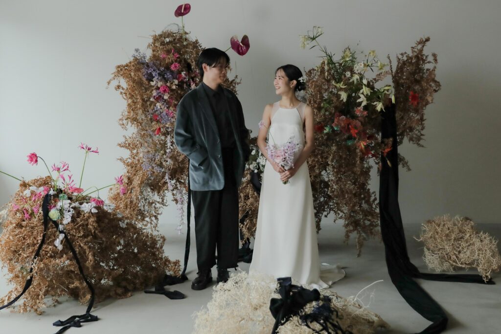 フォトウエディングを彩る上質な花。新郎新婦の美しさを引き立てる、洗練されたアーテ
ィスティックな花材の配置 | IN MY LIFE photography