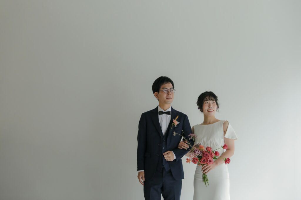 作り込まない自然な笑顔。お互いの空気感を大切に切り取った、等身大な洋装フォトウエ
ディング | IN MY LIFE photography
