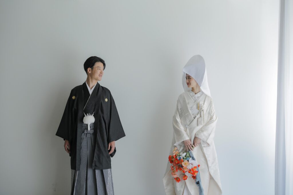 自然光が映えるシンプルなスタジオで、白無垢と紋付袴を纏った和装前撮り | IN MY LIFE