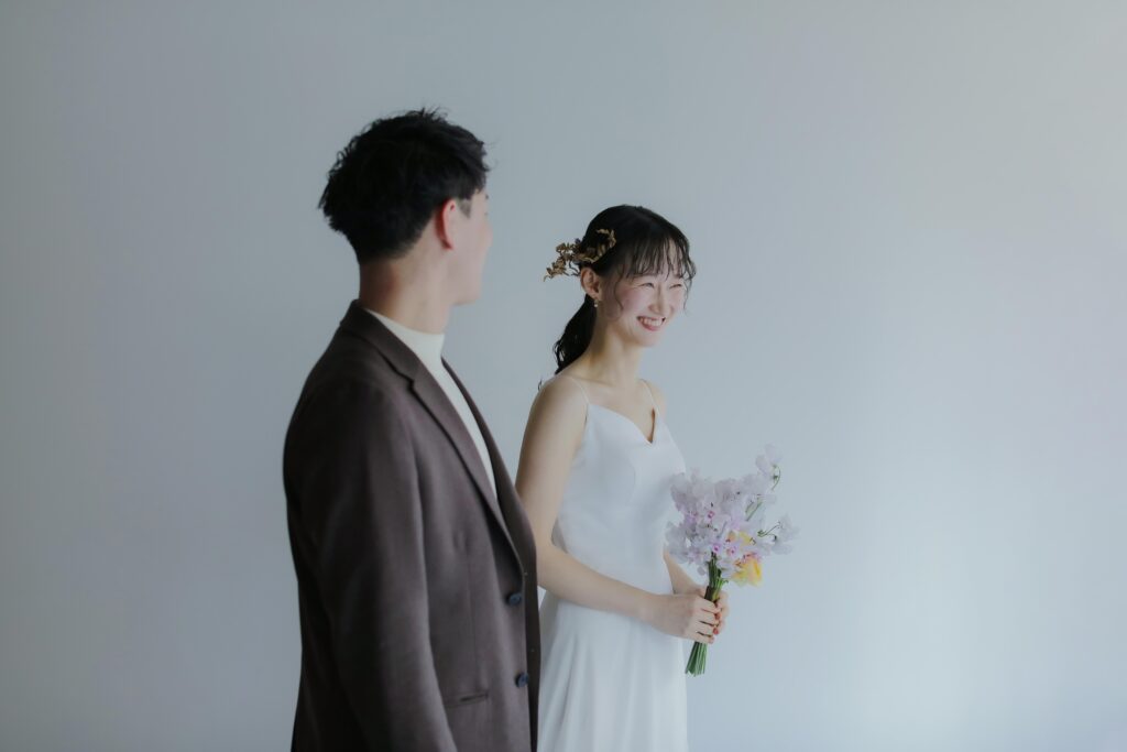 柔らかな自然光が包み込むスタジオで、ドレスの繊細なディテールまで美しく残す前撮り
カット | IN MY LIFE photography