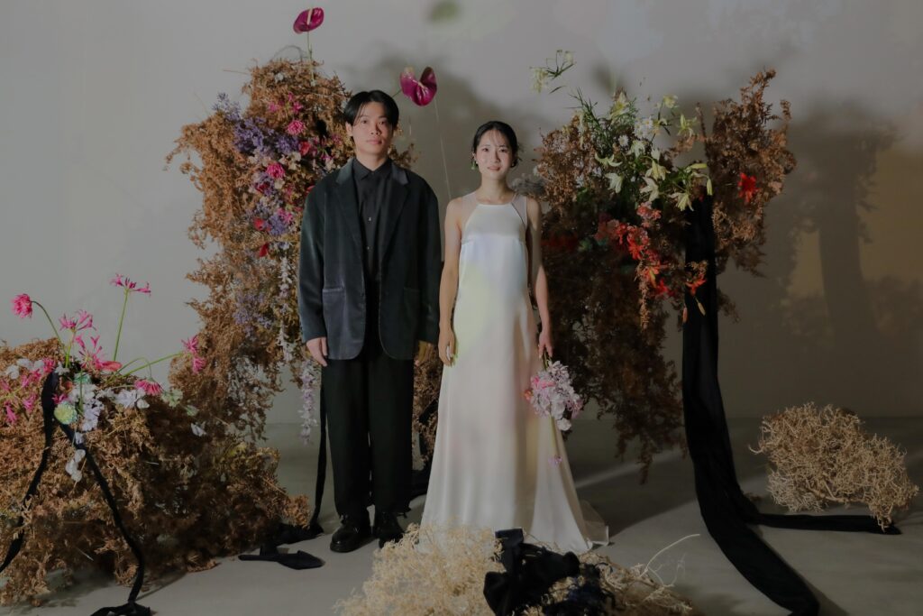 フォトウエディングを彩る上質な花。新郎新婦の美しさを引き立てる、洗練されたアーテ
ィスティックな花材の配置 | IN MY LIFE photography