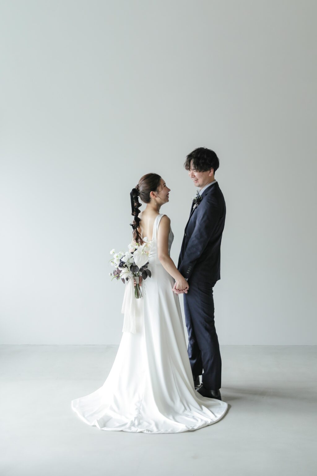 柔らかな自然光が包み込むスタジオで、ドレスの繊細なディテールまで美しく残す前撮り カット | IN MY LIFE photography