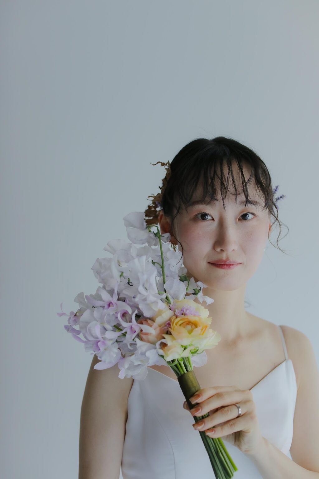 洗練されたドレスとシンプルなヘアメイク。自分たちらしさを表現する、上質な洋装前撮
り | IN MY LIFE photography