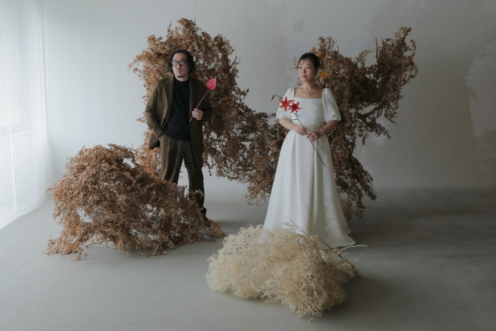フォトウエディングを彩る上質な花。新郎新婦の美しさを引き立てる、洗練されたアーテ
ィスティックな花材の配置 | IN MY LIFE photography