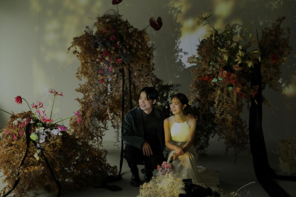 フォトウエディングを彩る上質な花。新郎新婦の美しさを引き立てる、洗練されたアーテ
ィスティックな花材の配置 | IN MY LIFE photography