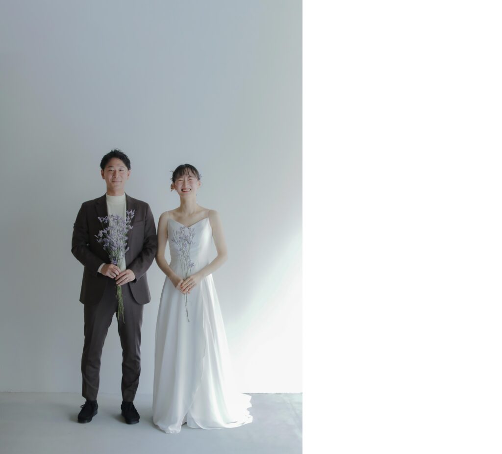 白壁のシンプルなスタジオで撮影された、洗練された洋装のウエディングフォト・前撮り|
IN MY LIFE photography