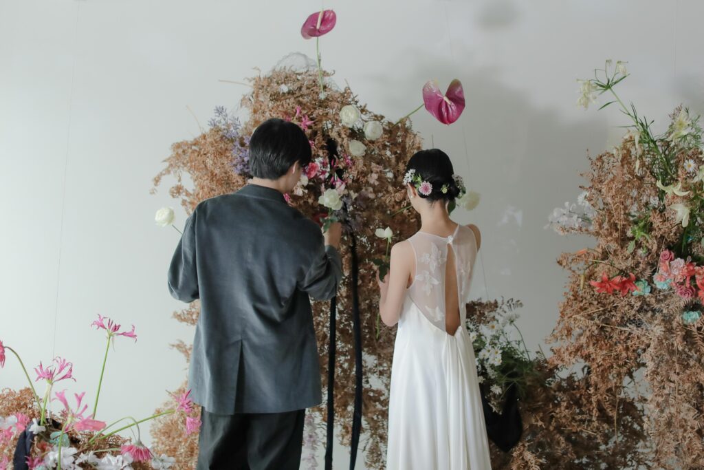 フォトウエディングを彩る上質な花。新郎新婦の美しさを引き立てる、洗練されたアーテ
ィスティックな花材の配置 | IN MY LIFE photography