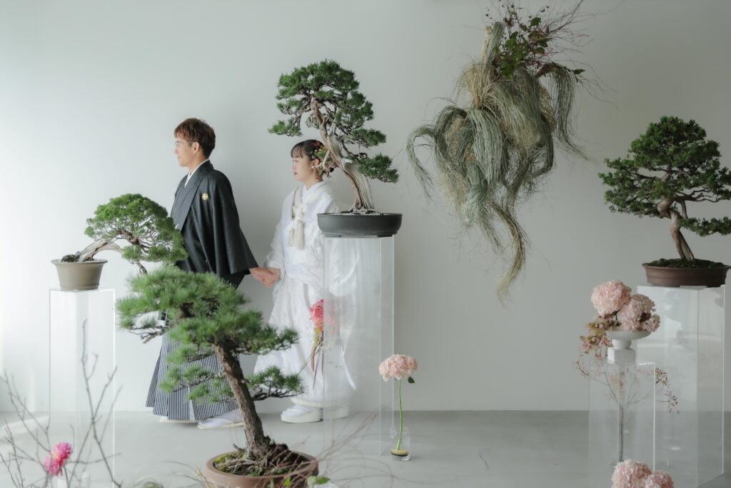 「引き算の美学」で構成された、ミニマルな白壁に映える草花とフラワーベースのスタイ
リング | IN MY LIFE photography