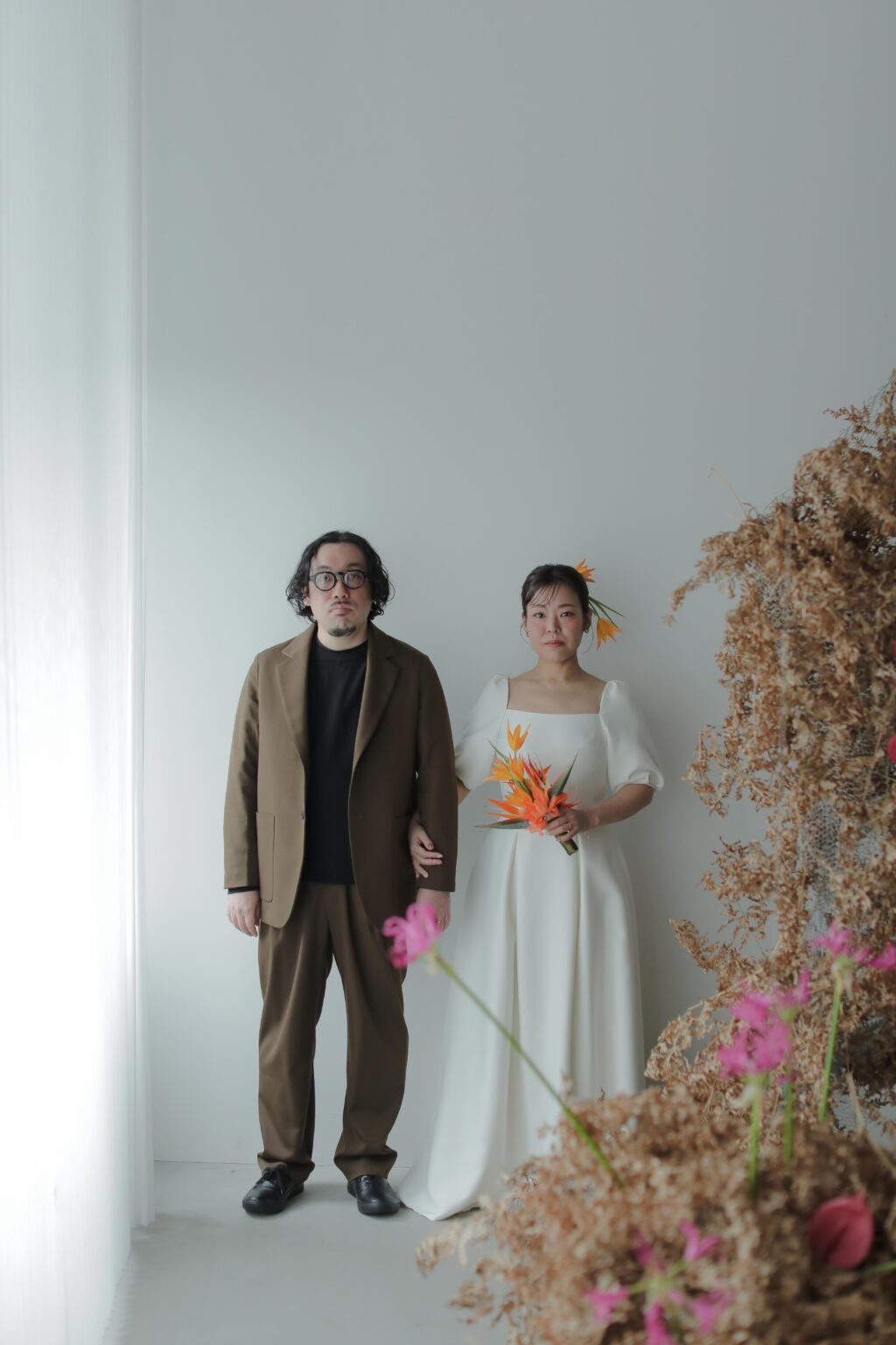 フォトウエディングを彩る上質な花。新郎新婦の美しさを引き立てる、洗練されたアーテ
ィスティックな花材の配置 | IN MY LIFE photography