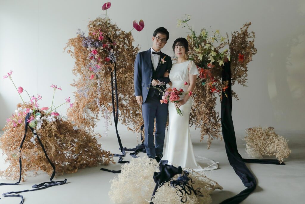 フォトウエディングを彩る上質な花。新郎新婦の美しさを引き立てる、洗練されたアーテ
ィスティックな花材の配置 | IN MY LIFE photography