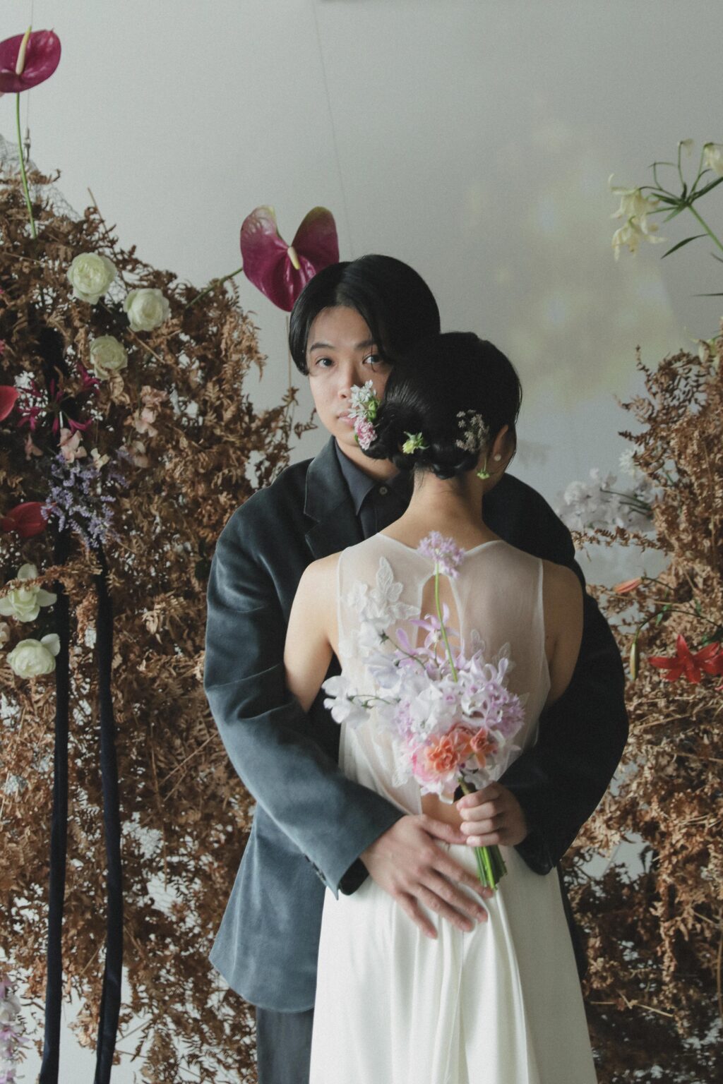フォトウエディングを彩る上質な花。新郎新婦の美しさを引き立てる、洗練されたアーテ
ィスティックな花材の配置 | IN MY LIFE photography